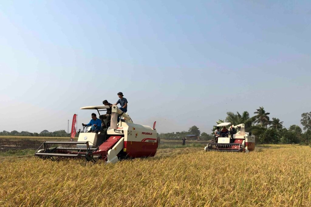 Congratulations to Our Customers: Jeeh Motors Celebrates Ethiopia's Farmers with New Tractor & Harvester Advantages 3 FMWORLD Ruilong Plus combine harvester delivered to Ethiopian customers by Jeeh Motors